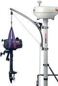 Scanstrut SC120 dıştan takma motor kaldırma vinci, 30 kg kapasitesi ve 270° dönebilen koluyla güvenli kaldırma sağlar.
