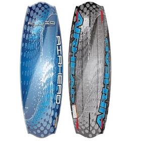 Airhead Fluid 134 cm, 78 kg'a kadar orta ve ileri seviye kullanıcılar için 6 finli, sökülebilir merkez finli ve ayarlanabilir bağlamalı performans wakeboard.